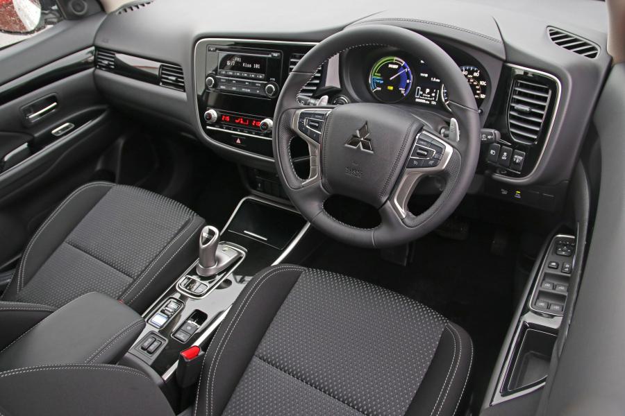 Торпедо Mitsubishi Outlander PHEV Commercial 2019 года  (UK) (фото 11 из 14)
